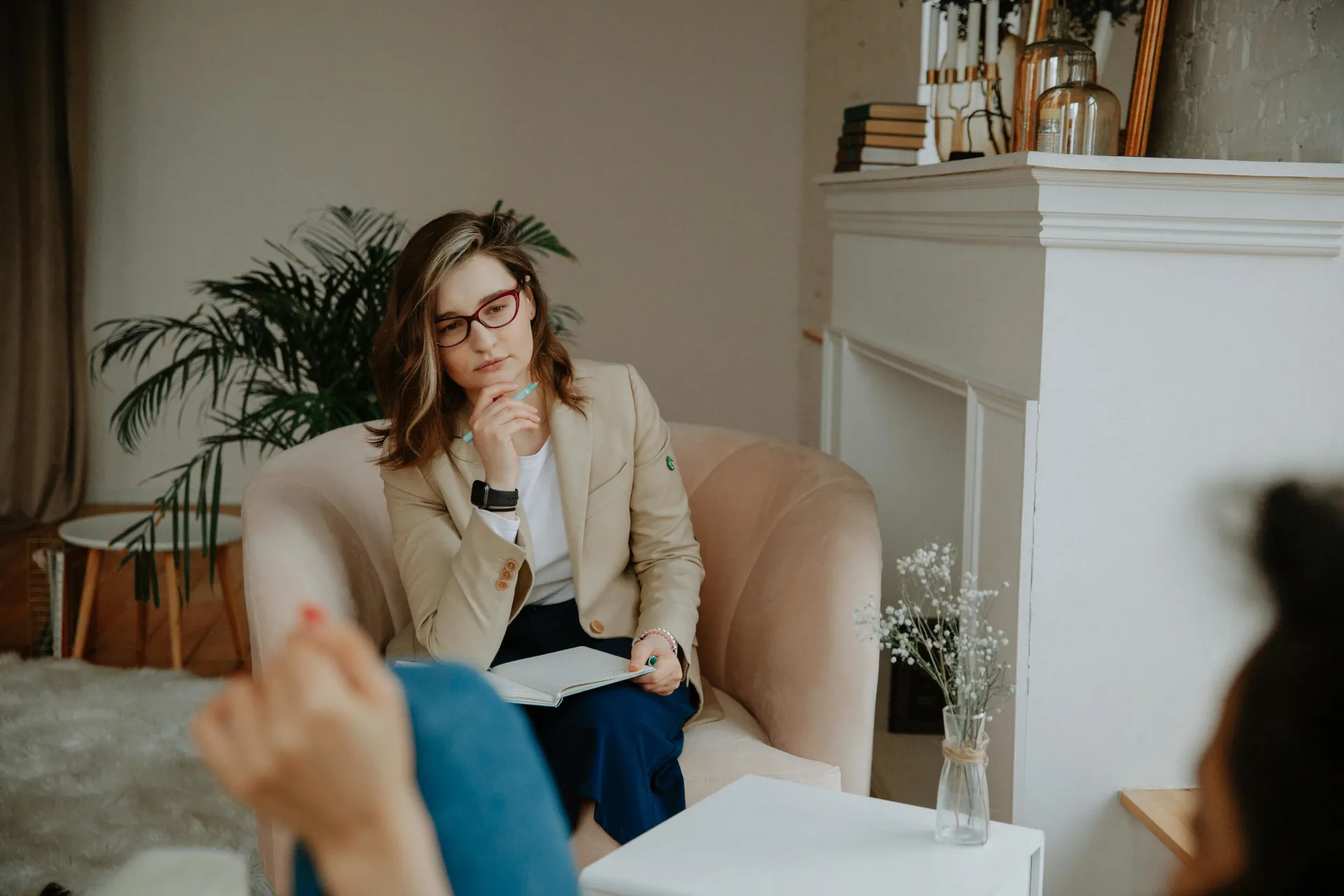 A young therapist is using Cognitive Behavioural Therapy to identify issues with her patient.
